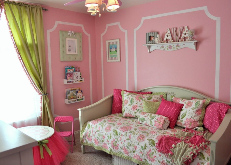 Спальня в розово зеленых тонах