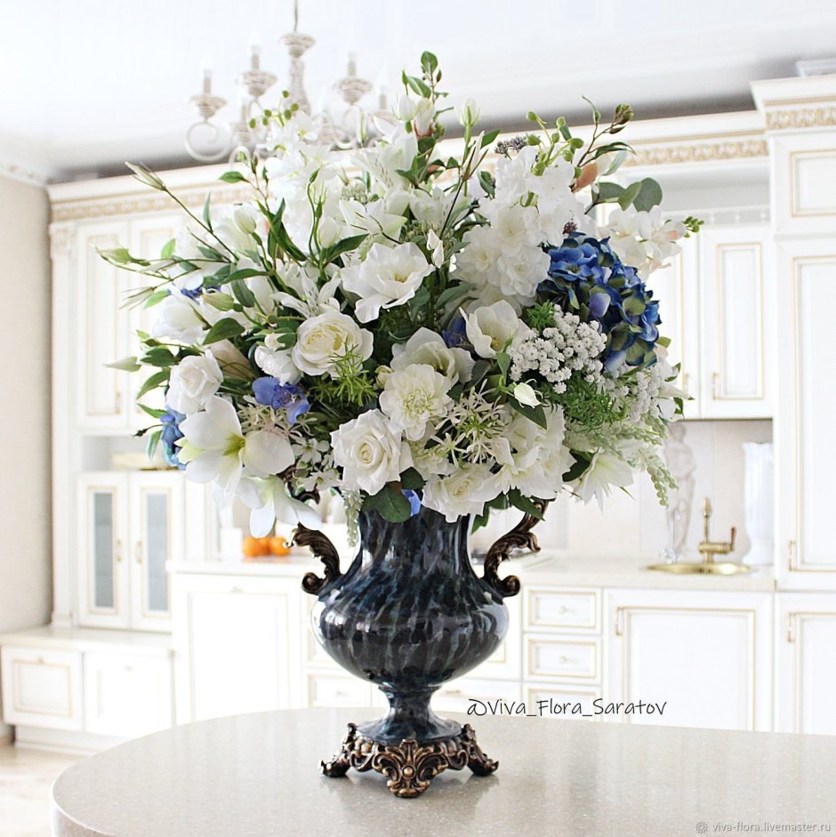 Интерьерные цветы в вазе