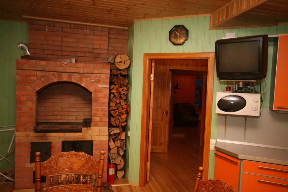 Кухня с русской печкой в частном доме