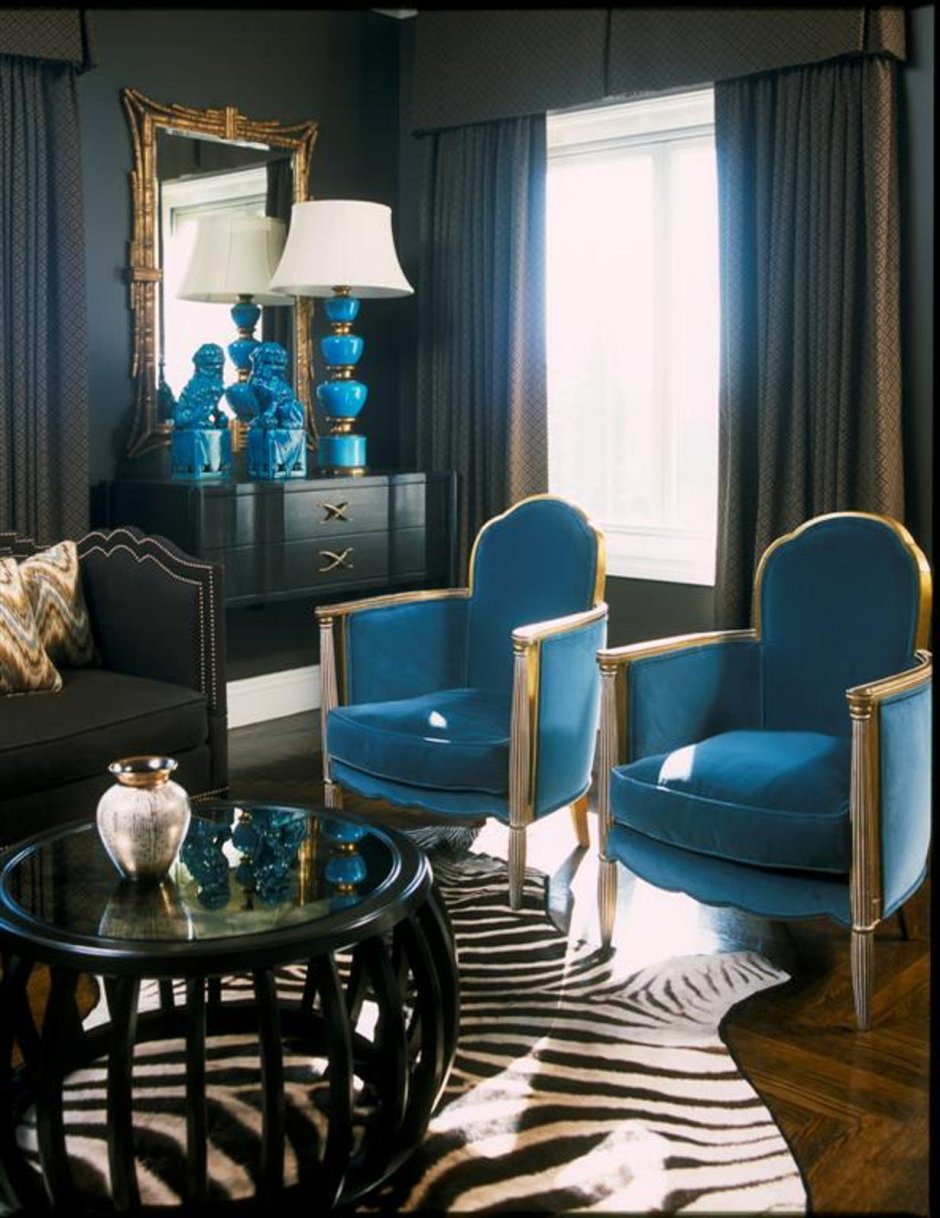 Синие шторы и мебель в интерьере