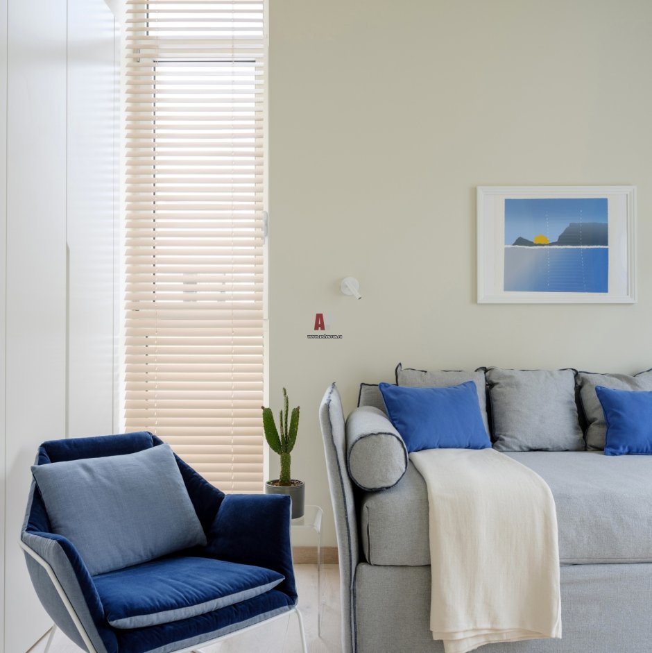 Голубое кресло в интерьере спальни
