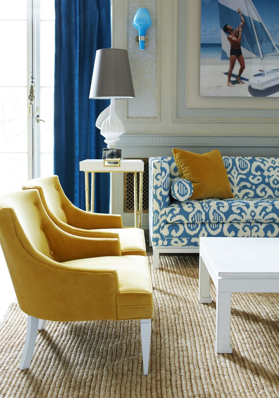 Голубой диван и стулья интерьер