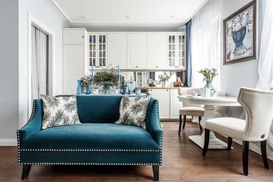 Синий диван на кухне