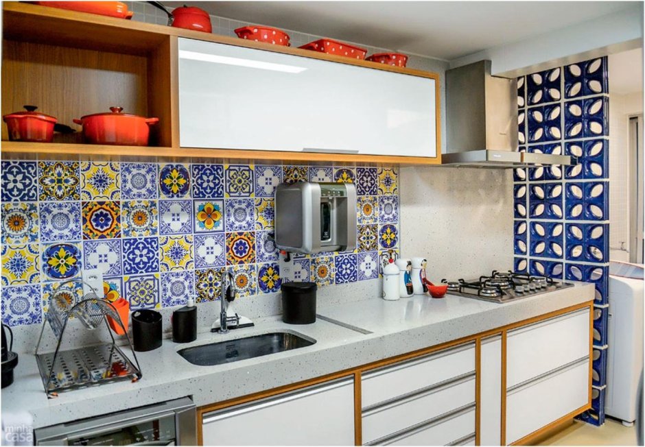 Португальская плитка азулежу на кухне