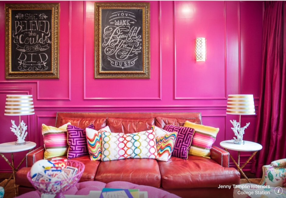 Комната с розовыми стенами