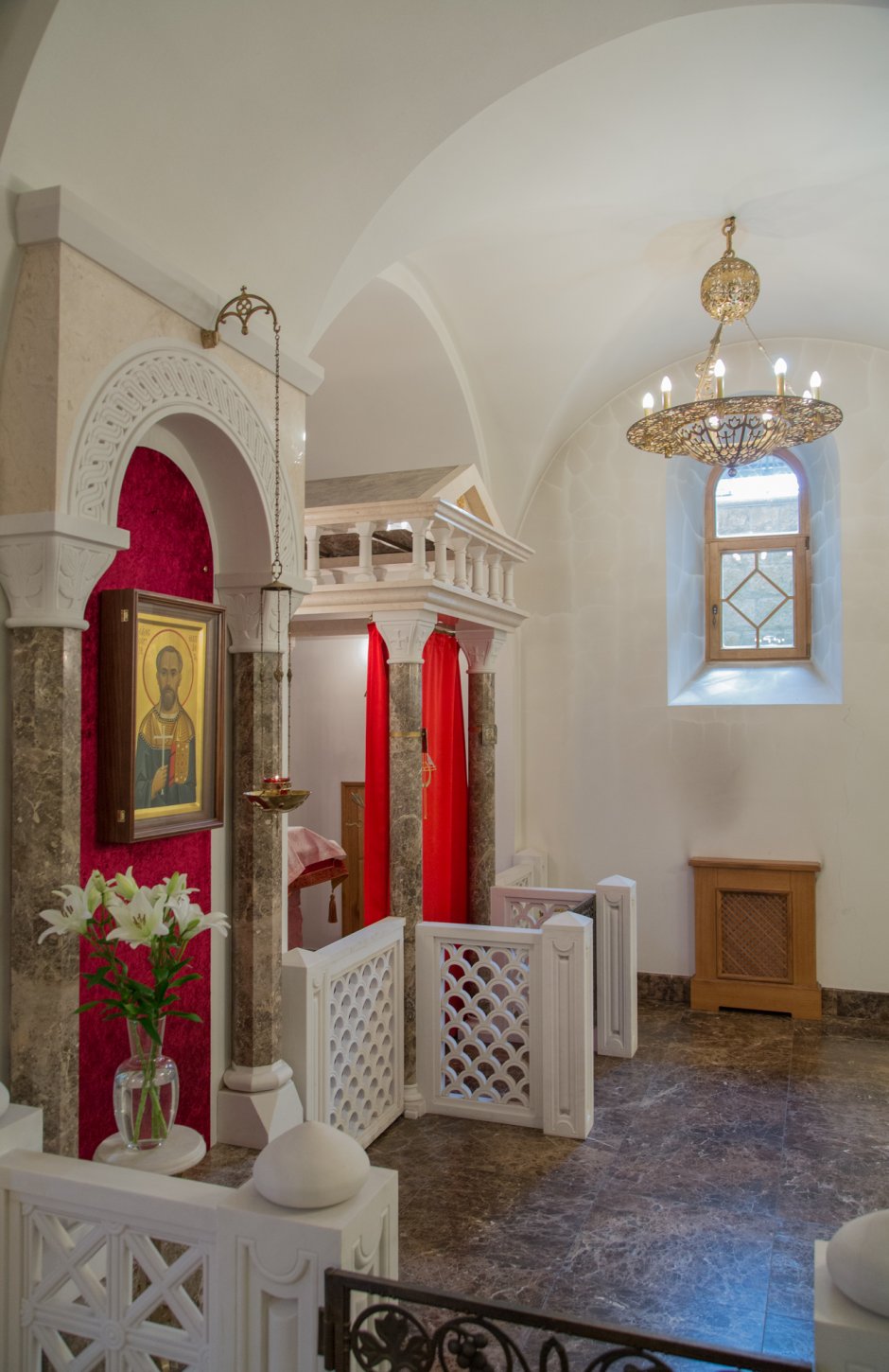 Иконостас храма в Усово