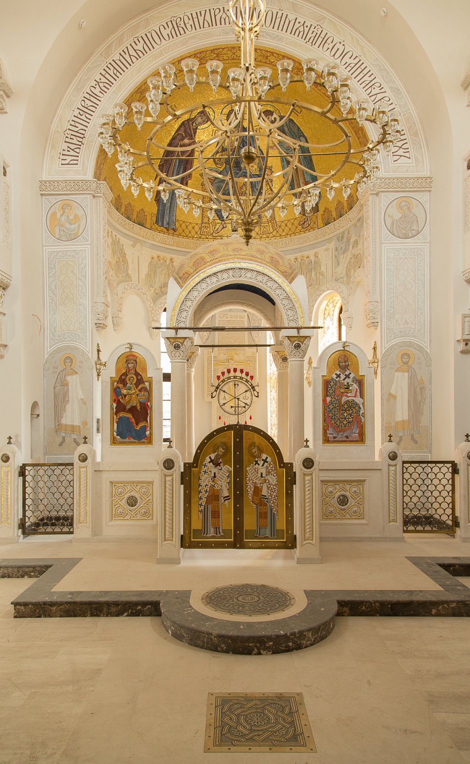 Иконостас храма Сретения Господня