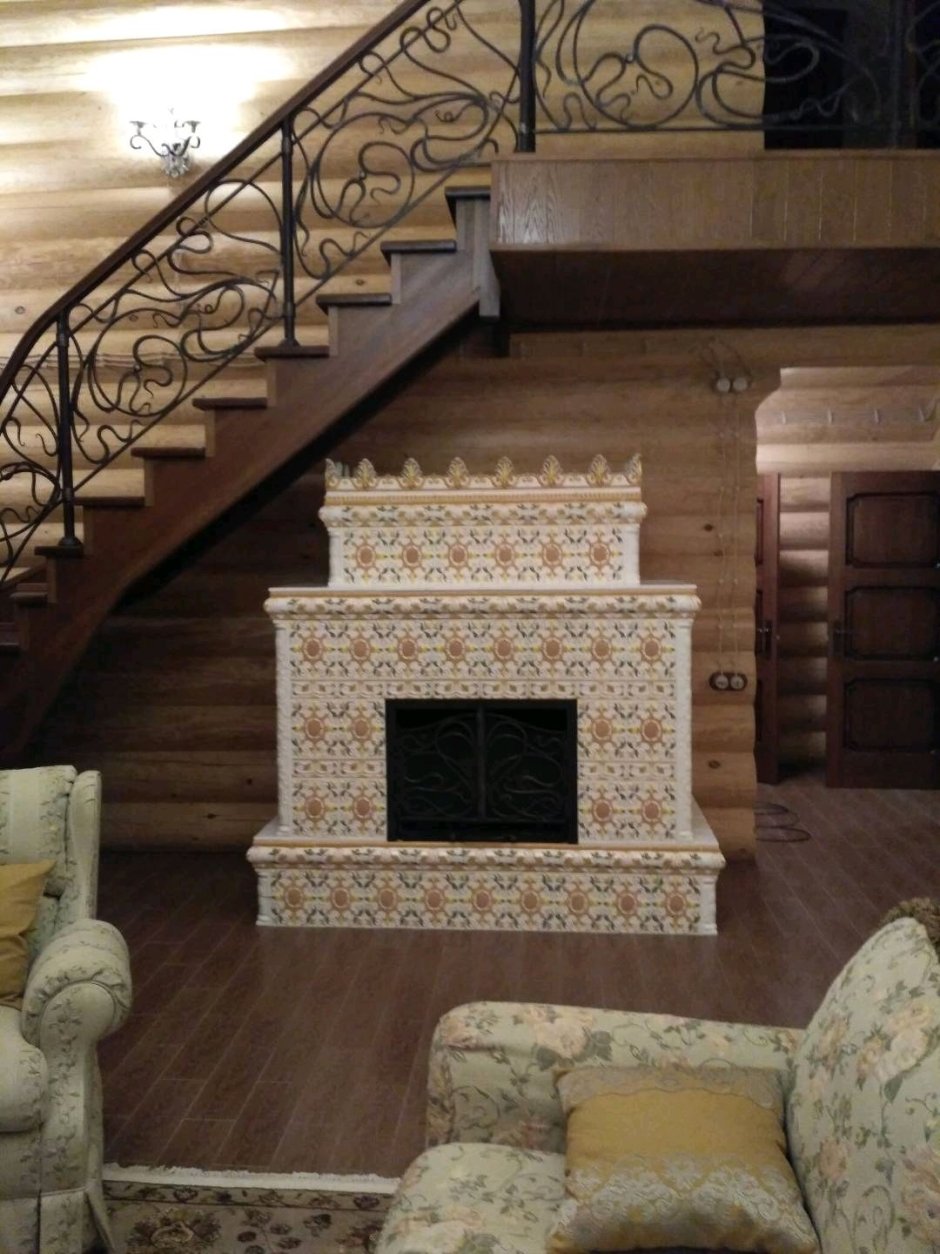 Печь с изразцами в интерьере деревянного дома