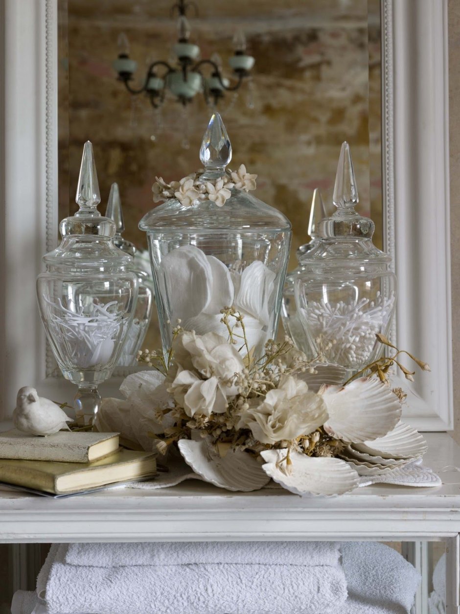 Декор с ракушками в стеклянной вазе