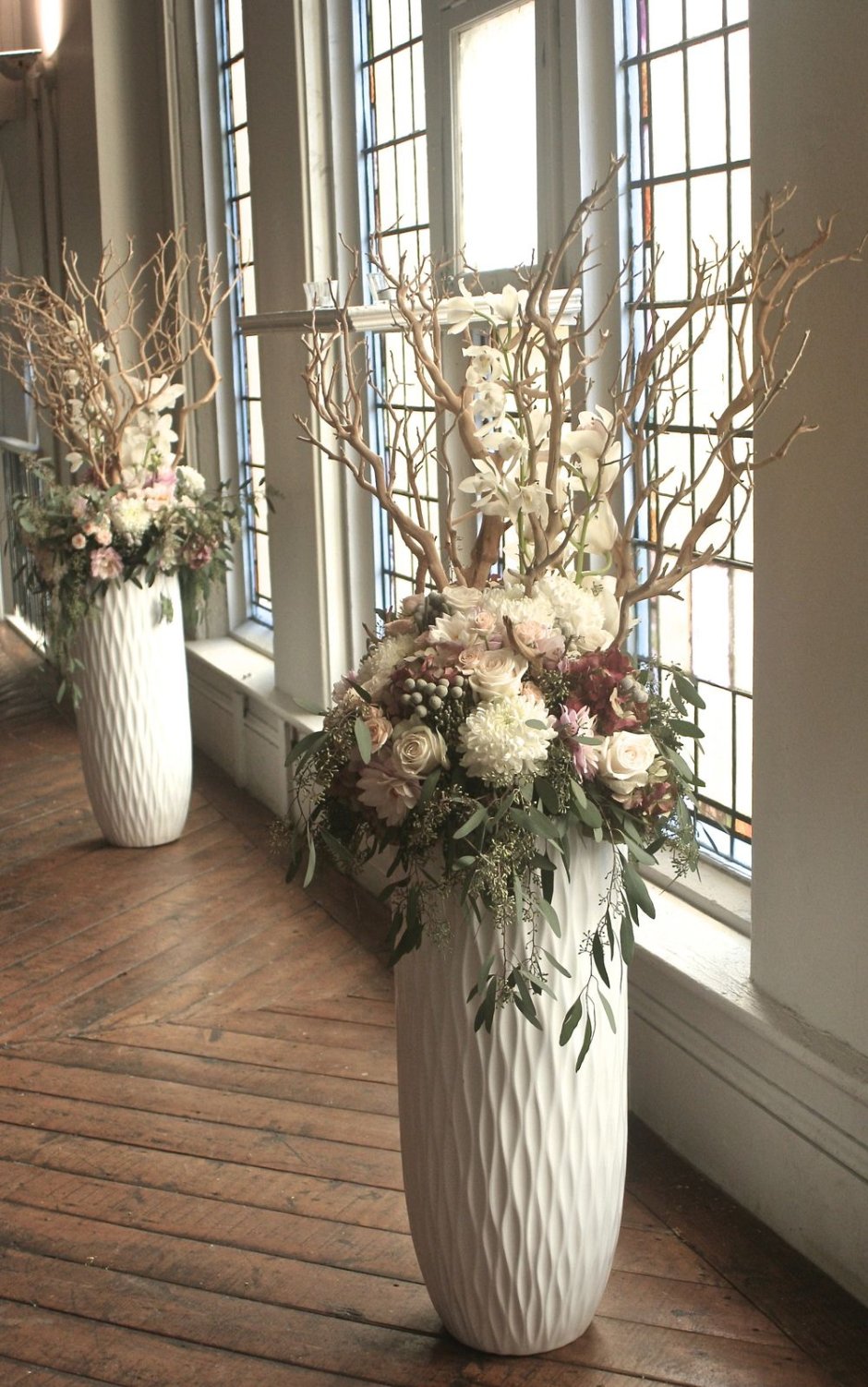 Напольные вазы с сухоцветами в интерьере