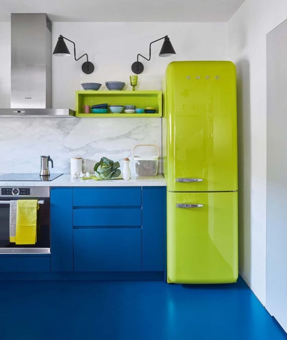 Кухня с зеленым холодильником