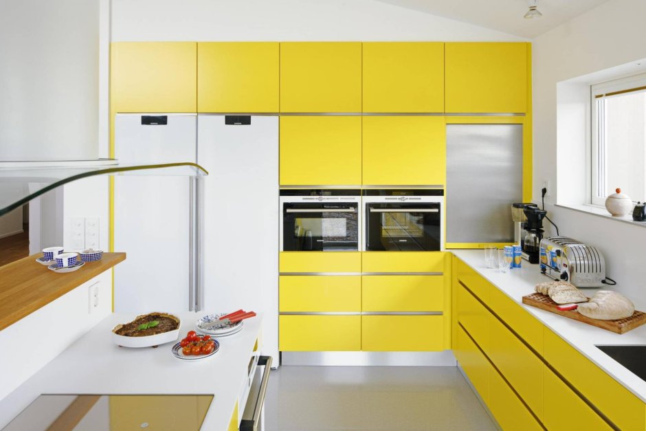 Желтая кухня гостиная