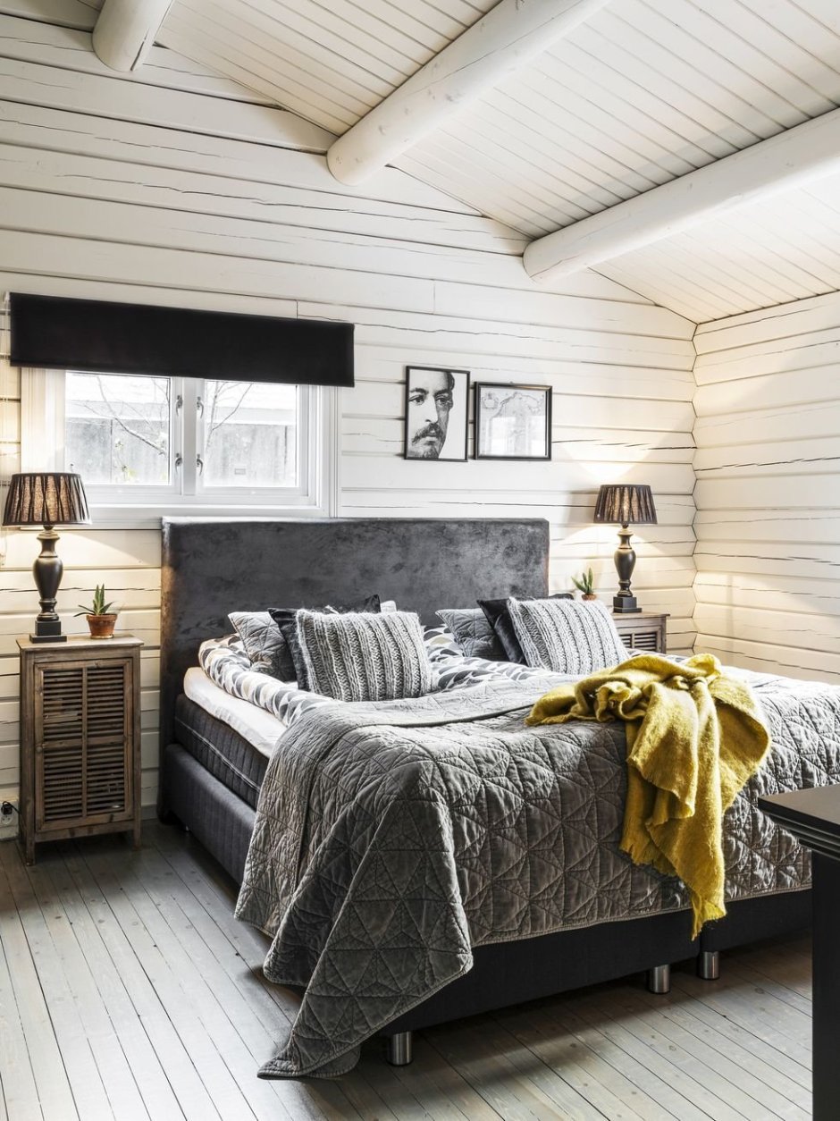 Белая спальня в деревянном доме