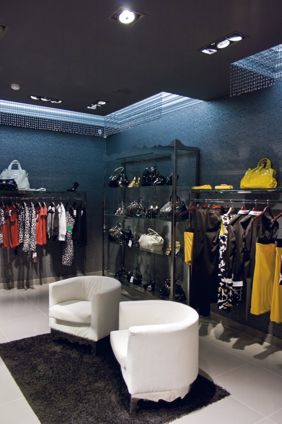 Стильный интерьер магазина одежды