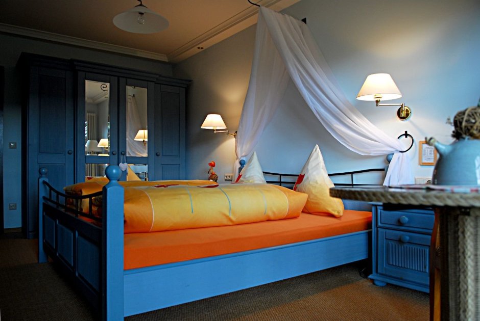 Сине оранжевый интерьер гостиной