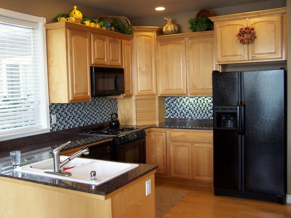 Кухонный гарнитур с черным холодильником