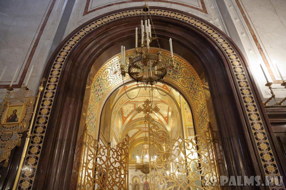 Храм Христа Спасителя в Москве внутри люстры
