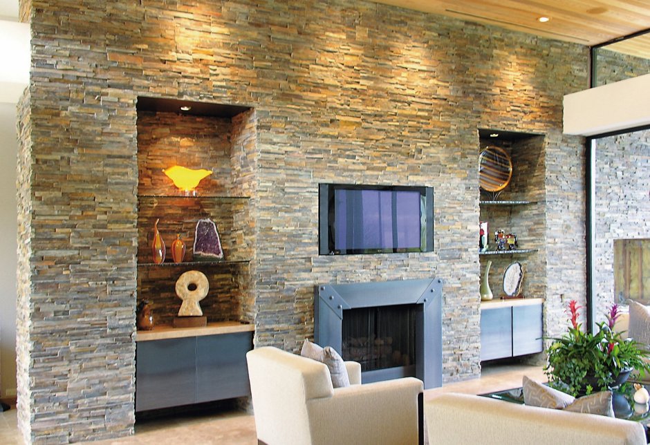 Природный камень в интерьере гостиной