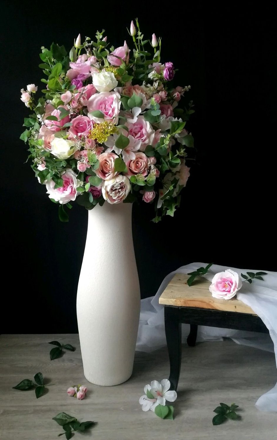 Напольная ваза с искусственными цветами