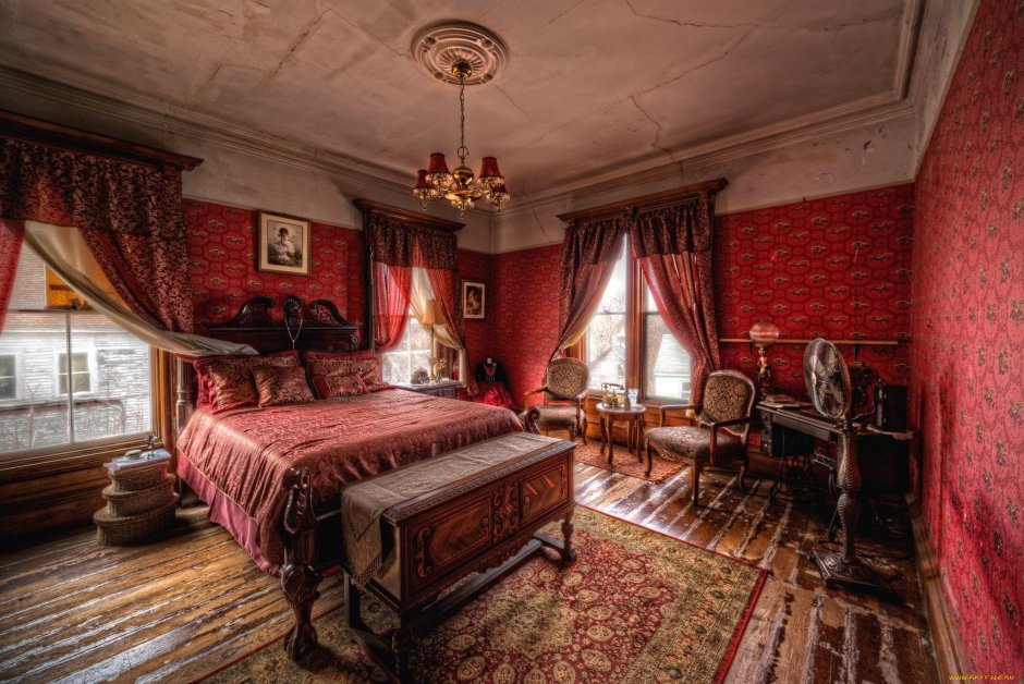 Спальня в викторианском стиле бордо