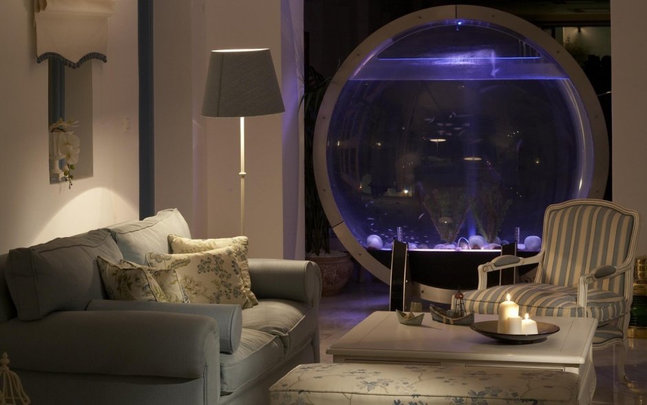 Круглый аквариум в гостиной