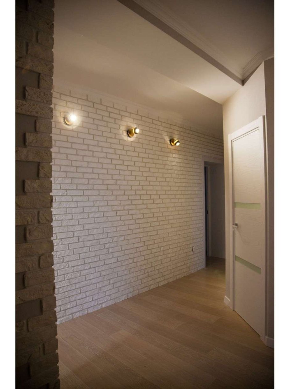 Декоративный кирпич для внутренней отделки в коридоре