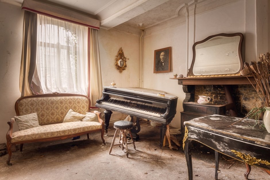 Старинное пианино в интерьере
