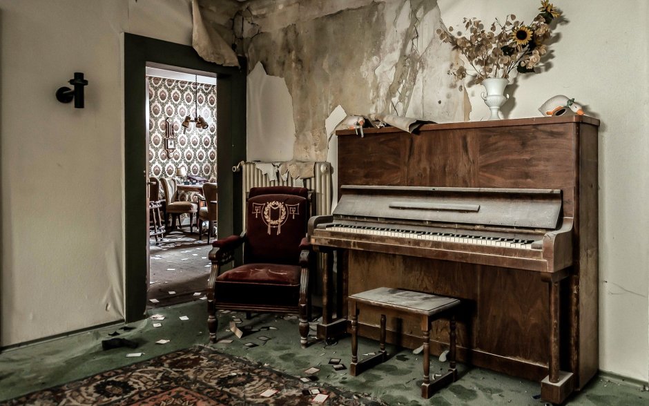Старое пианино в интерьере