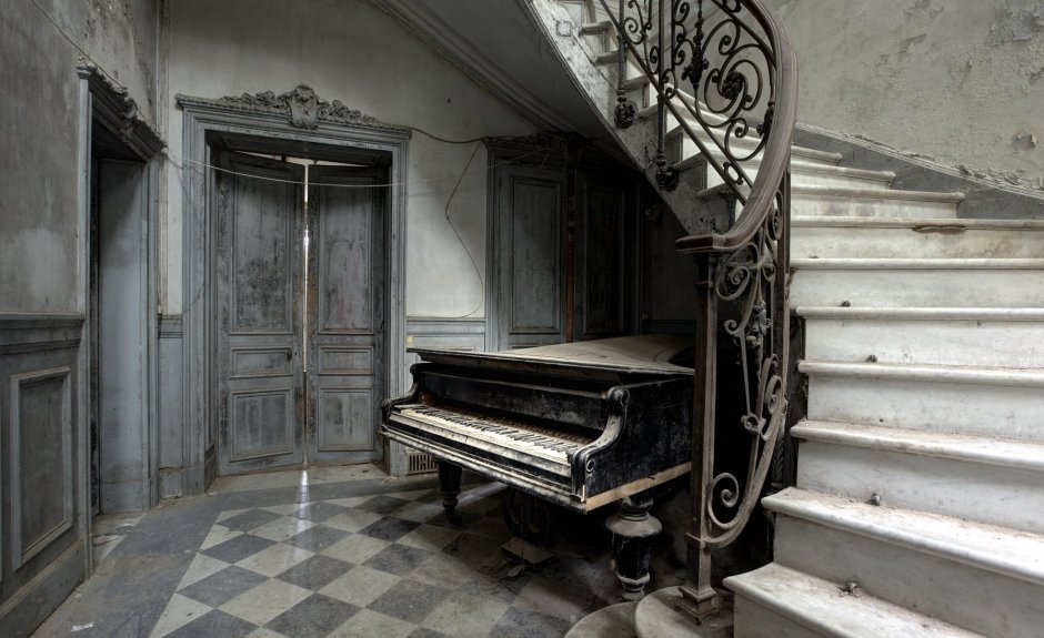 Пианино в заброшенном доме