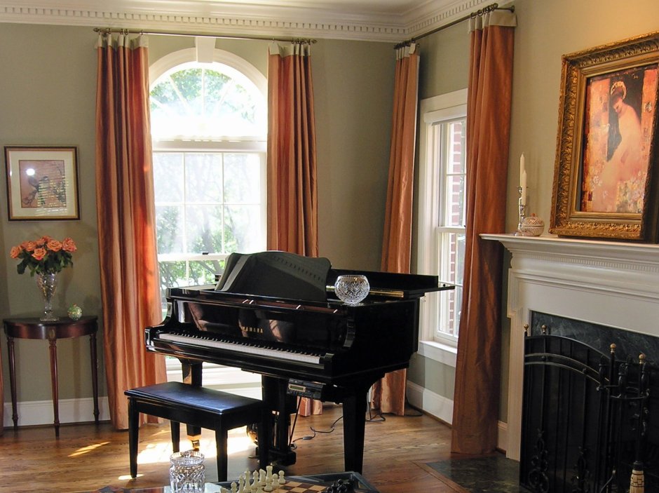 Старинная комната с пианино