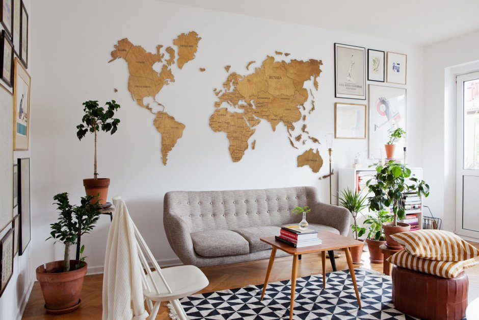 Карта мира из дерева в интерьере гостиной