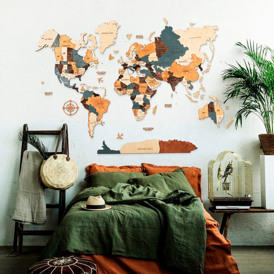 Деревянная карта мира на стену в интерьере