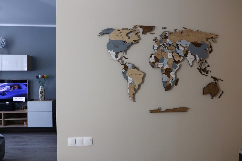 Деревянная карта мира на стену с объектами строительства