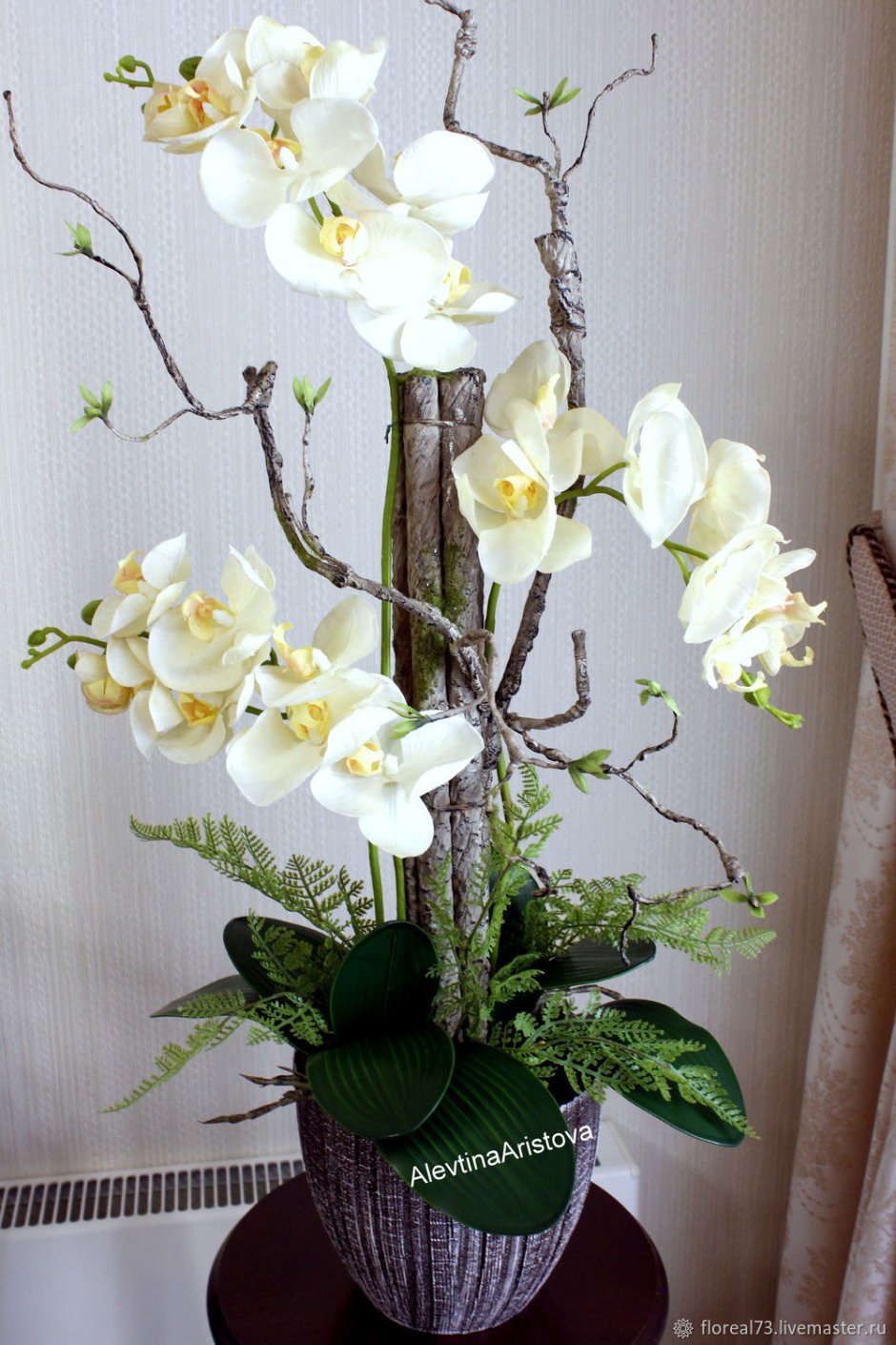 Композиция из искусственных орхидей