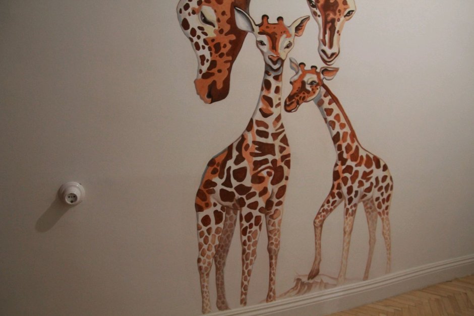 Жираф на стене