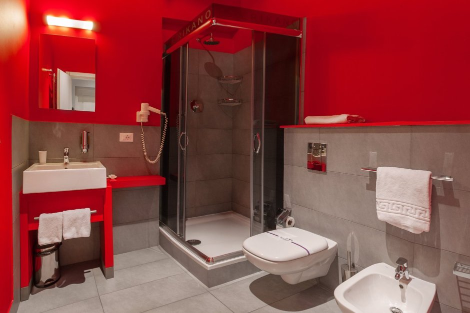 Ванная комната с красной душевой