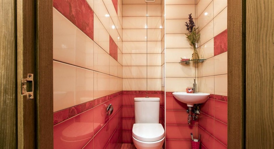 Туалет с красным кафелем