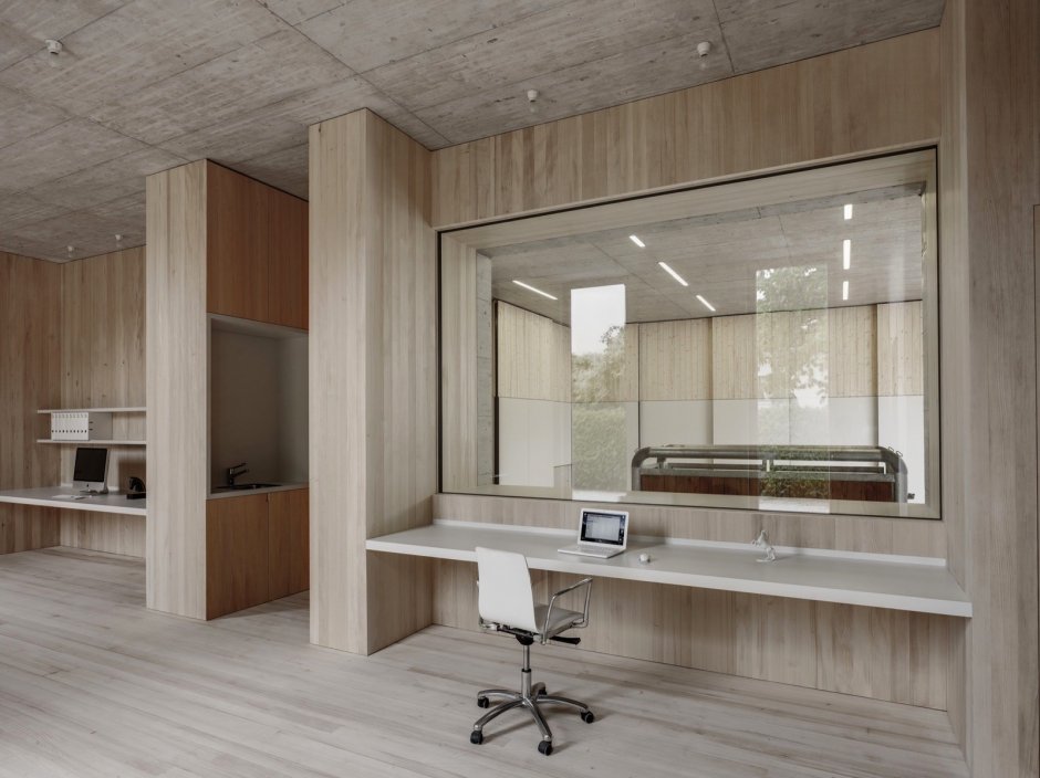 Современный кабинет бетон дерево