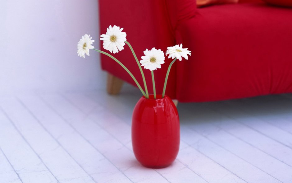 Красная ваза с цветами