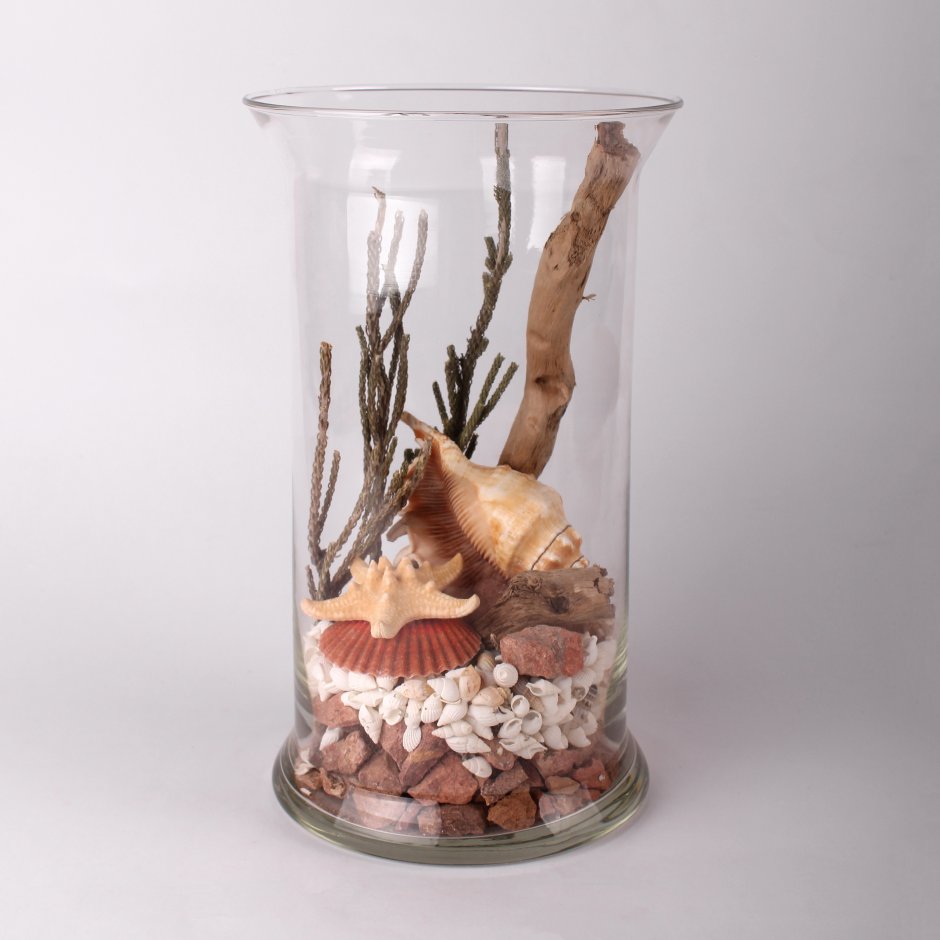 Декор с ракушками в стеклянной вазе