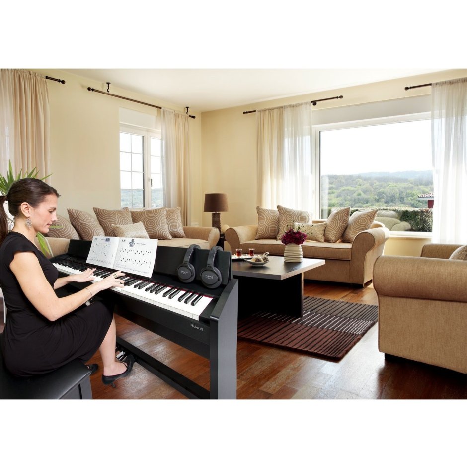 Электронное пианино в интерьере гостиной