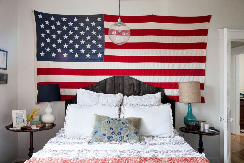 Спальня с американским флагом