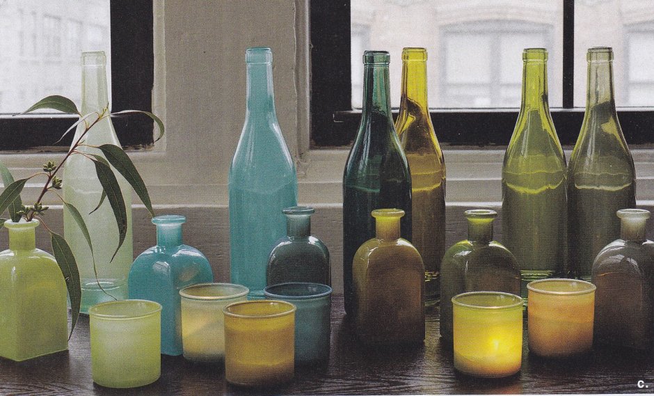 Бутылки из цветного стекла в интерьере