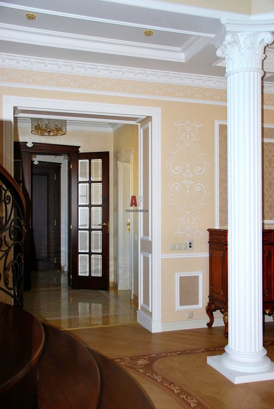 Гипсовые колонны в интерьере гостиной