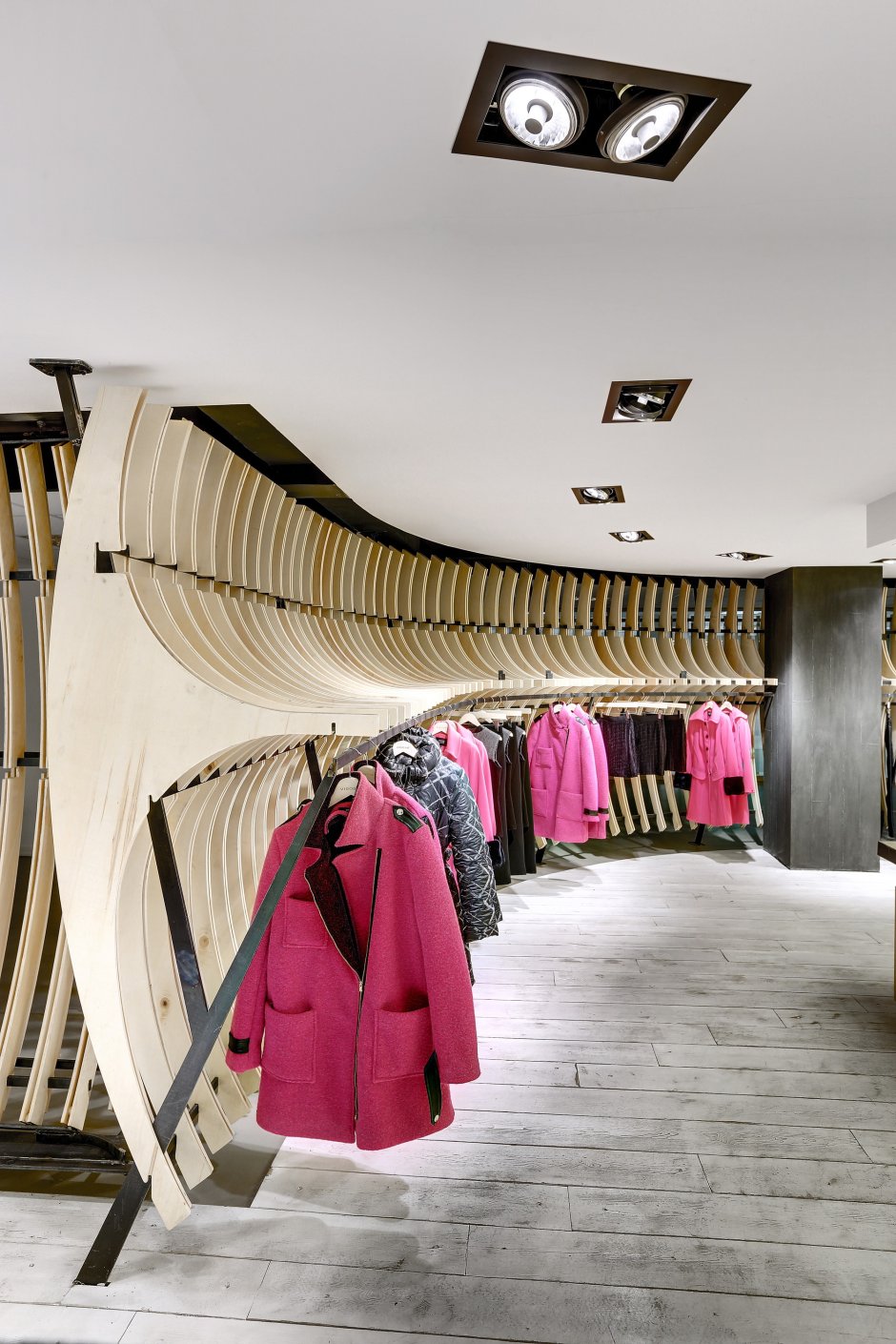 Необычный интерьер магазина одежды