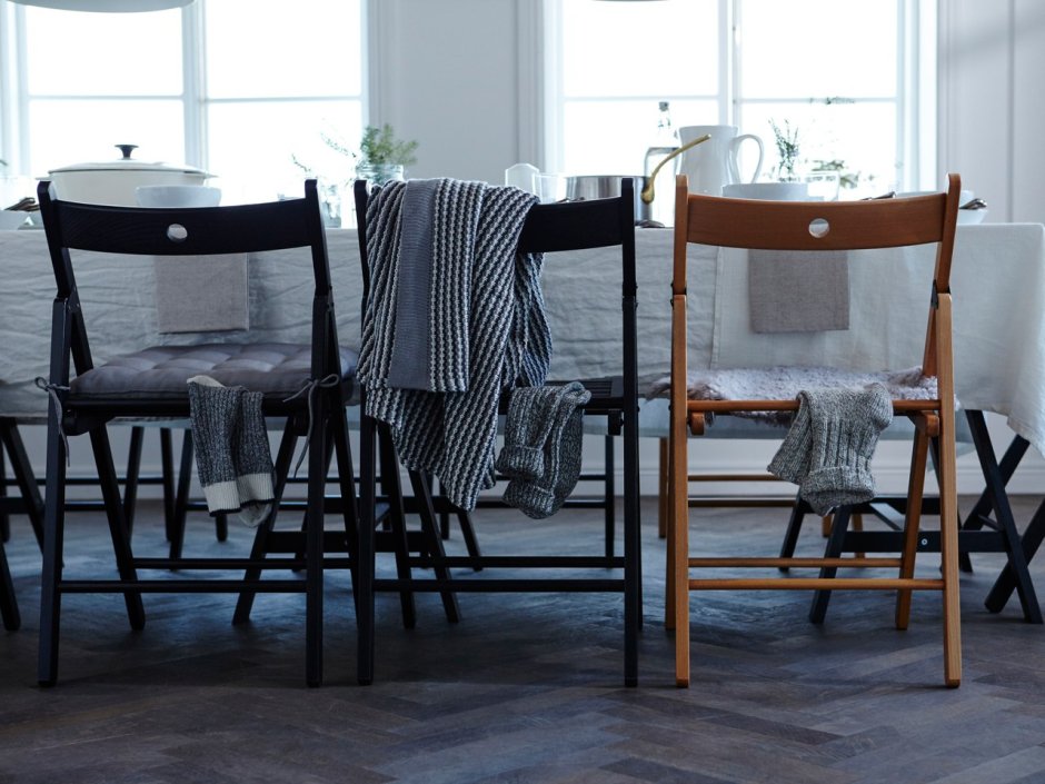Разные деревянные стулья на кухне