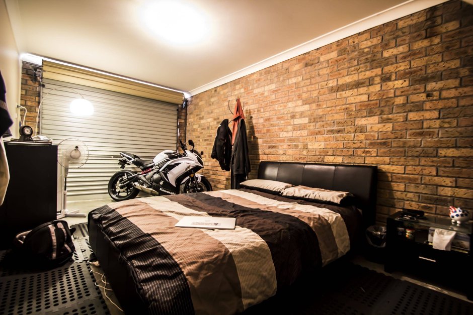 Спальня в гаражном стиле