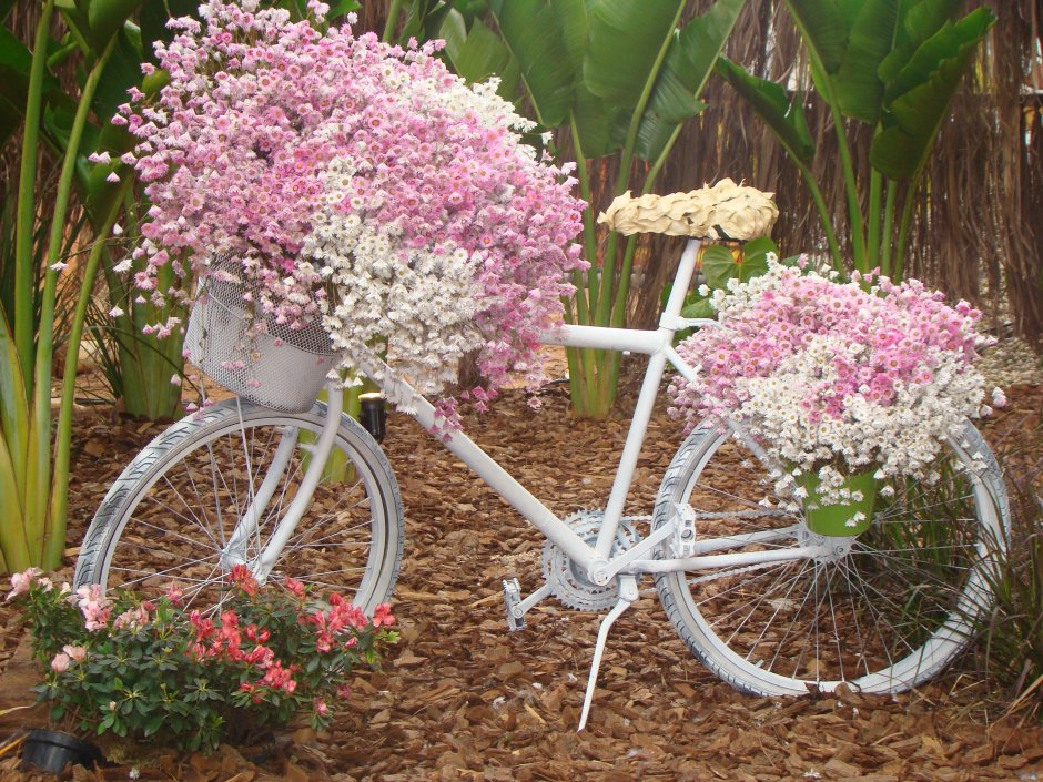 Велосипед в декоре сада