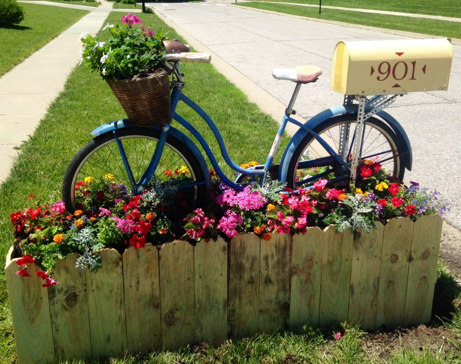 Велосипед на клумбе с цветами