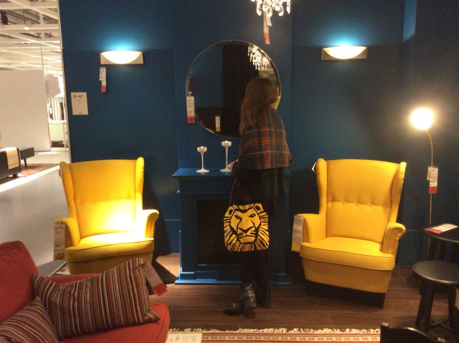 Желтое кресло икеа в интерьере